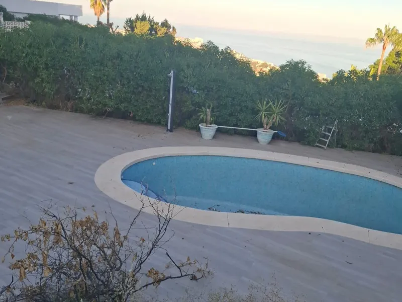 Investor Opportunity – Prime Plot with Villa for Redevelopment in Benalmádena. This detached 3-bedroom, 2-bathroom villa offers a total built area of 238 m² and sits on a generous 1,342 m² plot in a highly sought-after location. Just a 5-minute drive from