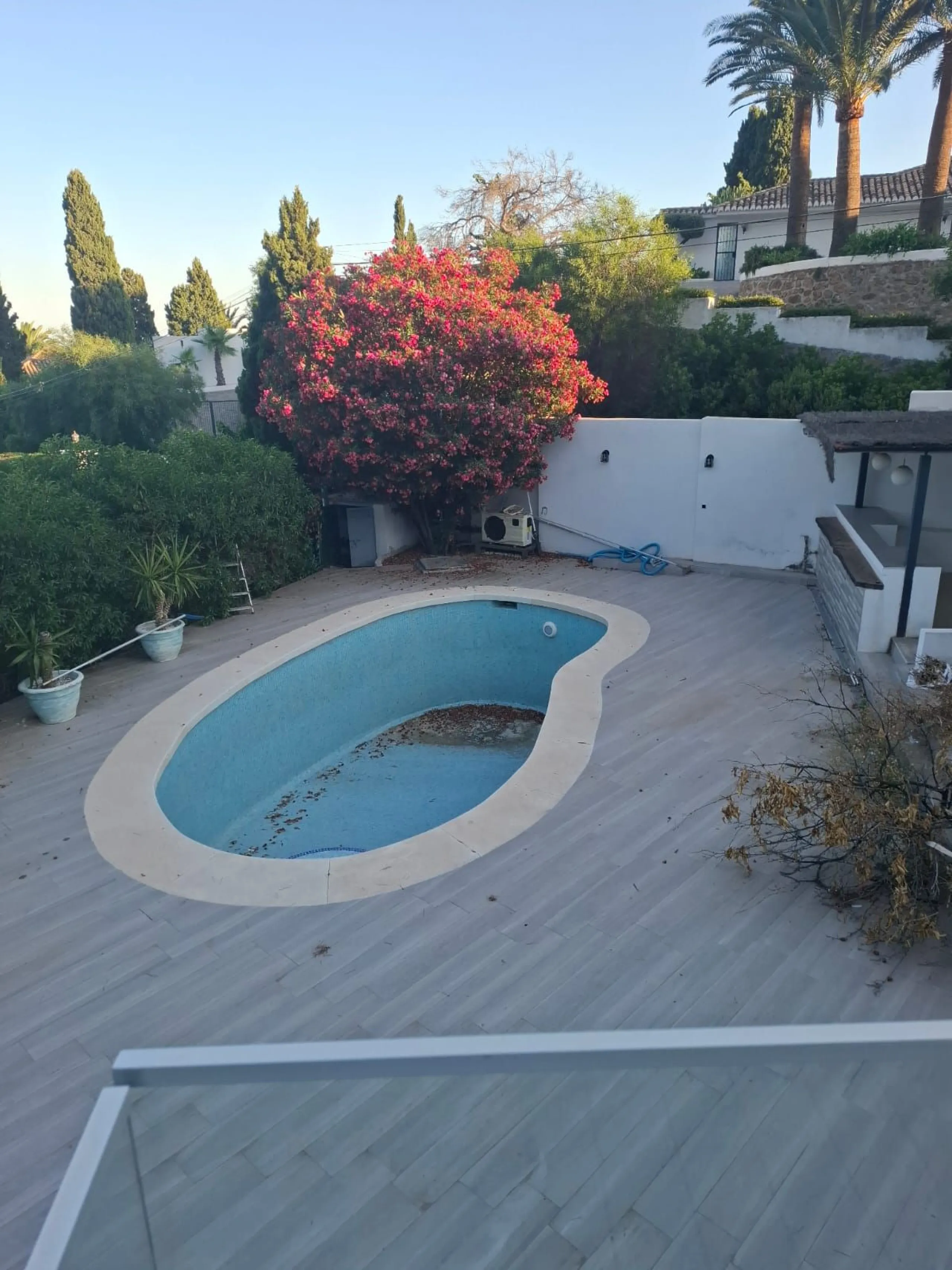 Investor Opportunity – Prime Plot with Villa for Redevelopment in Benalmádena. This detached 3-bedroom, 2-bathroom villa offers a total built area of 238 m² and sits on a generous 1,342 m² plot in a highly sought-after location. Just a 5-minute drive from