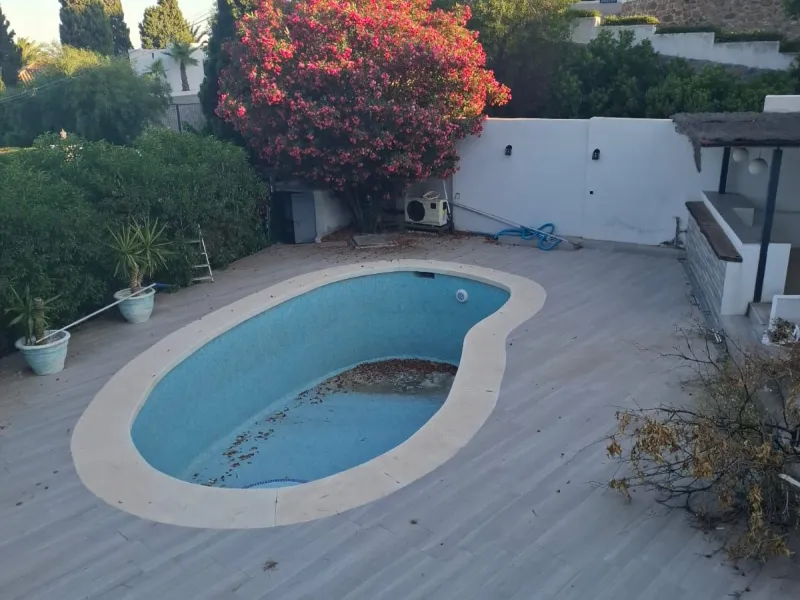 Investor Opportunity – Prime Plot with Villa for Redevelopment in Benalmádena. This detached 3-bedroom, 2-bathroom villa offers a total built area of 238 m² and sits on a generous 1,342 m² plot in a highly sought-after location. Just a 5-minute drive from