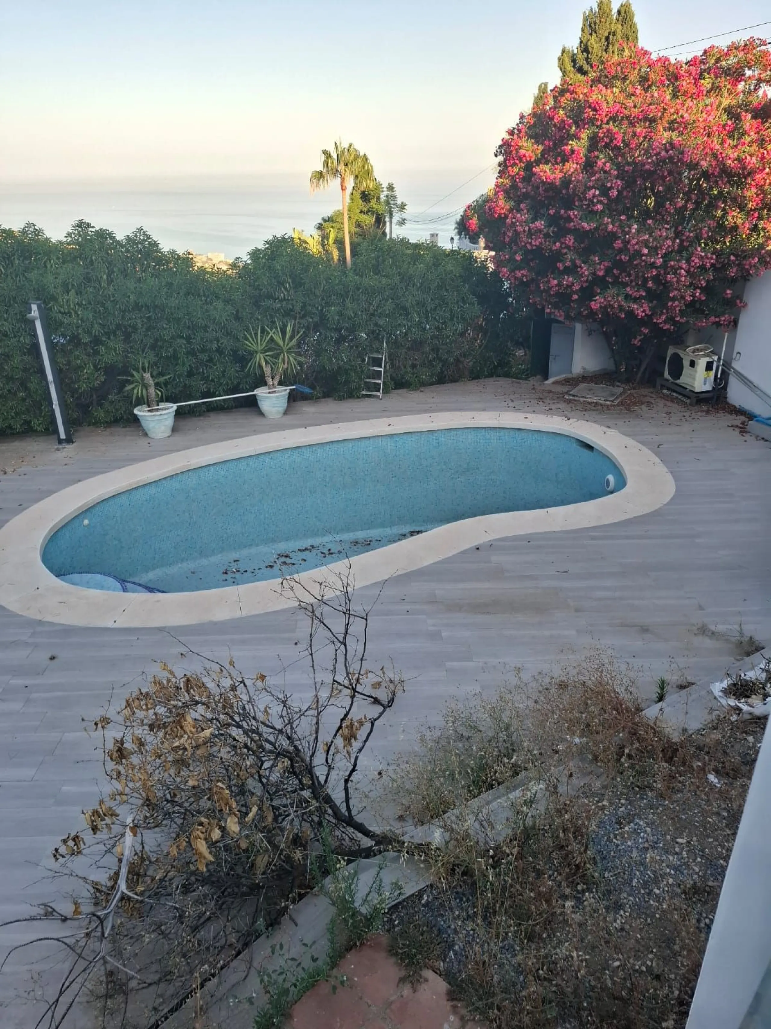 Investor Opportunity – Prime Plot with Villa for Redevelopment in Benalmádena. This detached 3-bedroom, 2-bathroom villa offers a total built area of 238 m² and sits on a generous 1,342 m² plot in a highly sought-after location. Just a 5-minute drive from
