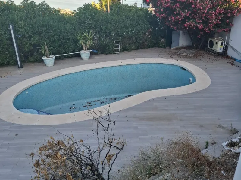 Investor Opportunity – Prime Plot with Villa for Redevelopment in Benalmádena. This detached 3-bedroom, 2-bathroom villa offers a total built area of 238 m² and sits on a generous 1,342 m² plot in a highly sought-after location. Just a 5-minute drive from