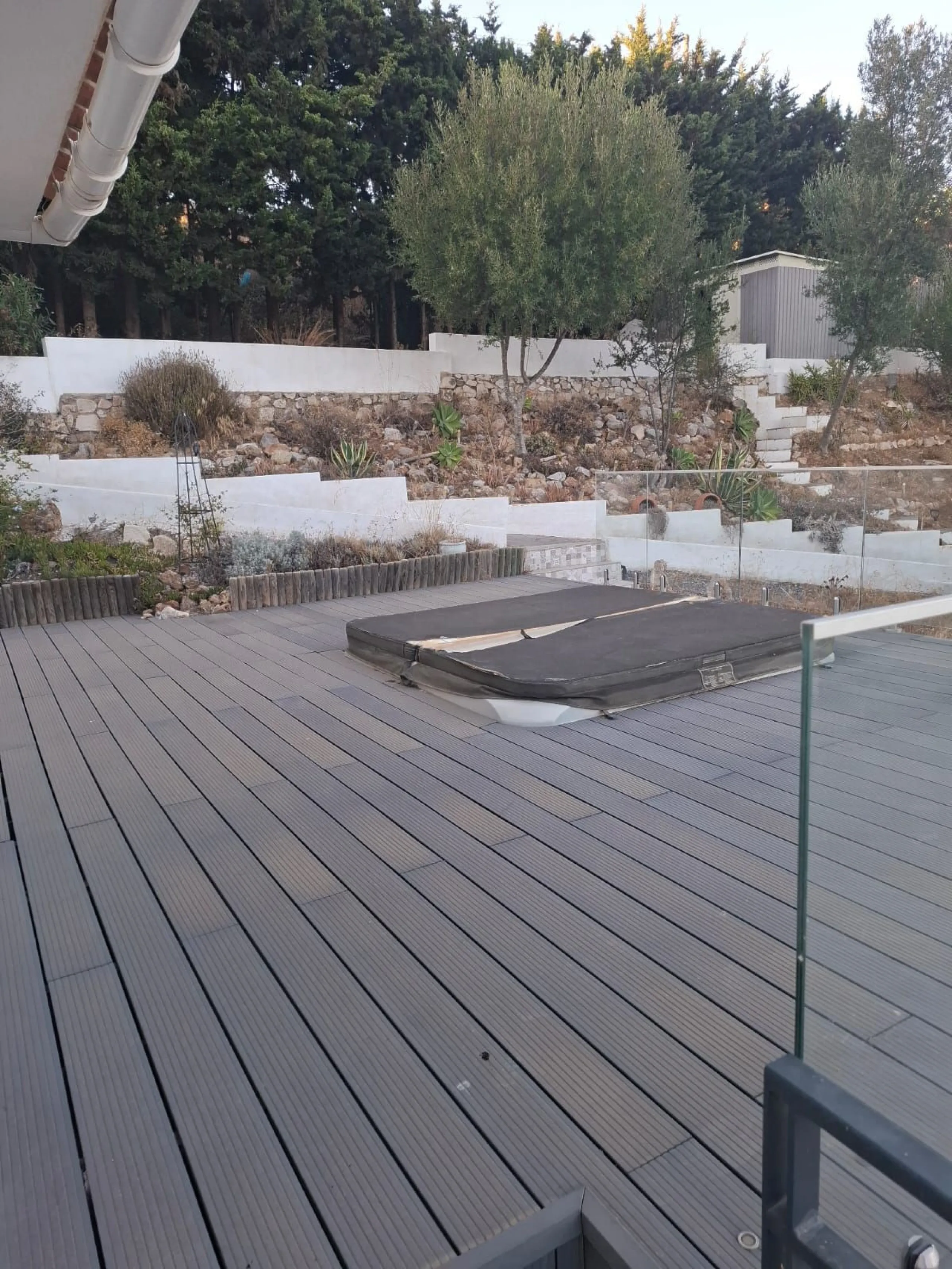 Investor Opportunity – Prime Plot with Villa for Redevelopment in Benalmádena. This detached 3-bedroom, 2-bathroom villa offers a total built area of 238 m² and sits on a generous 1,342 m² plot in a highly sought-after location. Just a 5-minute drive from