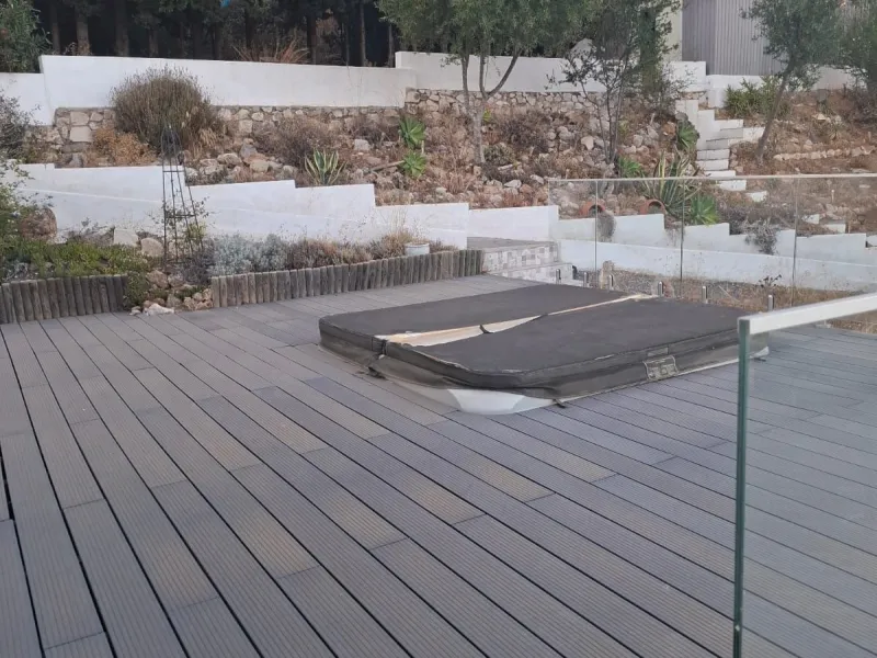 Investor Opportunity – Prime Plot with Villa for Redevelopment in Benalmádena. This detached 3-bedroom, 2-bathroom villa offers a total built area of 238 m² and sits on a generous 1,342 m² plot in a highly sought-after location. Just a 5-minute drive from