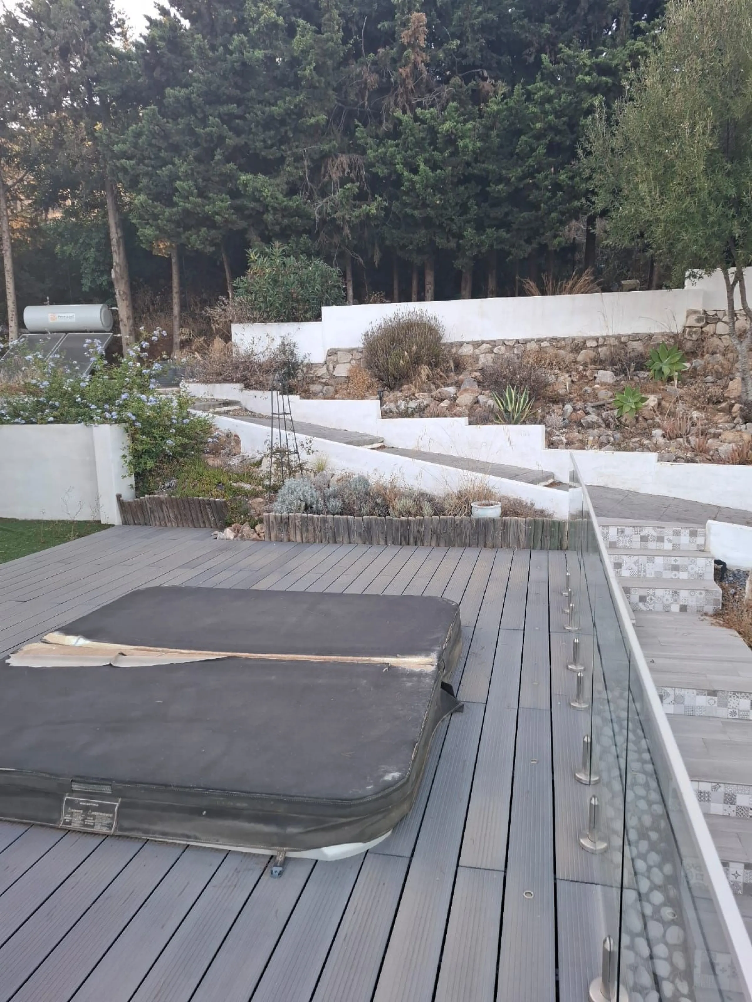 Investor Opportunity – Prime Plot with Villa for Redevelopment in Benalmádena. This detached 3-bedroom, 2-bathroom villa offers a total built area of 238 m² and sits on a generous 1,342 m² plot in a highly sought-after location. Just a 5-minute drive from