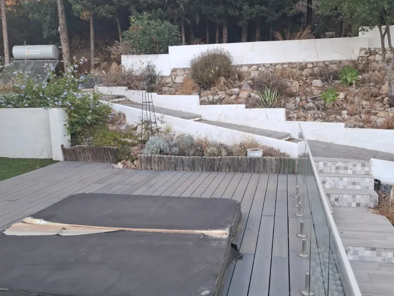 Investor Opportunity – Prime Plot with Villa for Redevelopment in Benalmádena. This detached 3-bedroom, 2-bathroom villa offers a total built area of 238 m² and sits on a generous 1,342 m² plot in a highly sought-after location. Just a 5-minute drive from