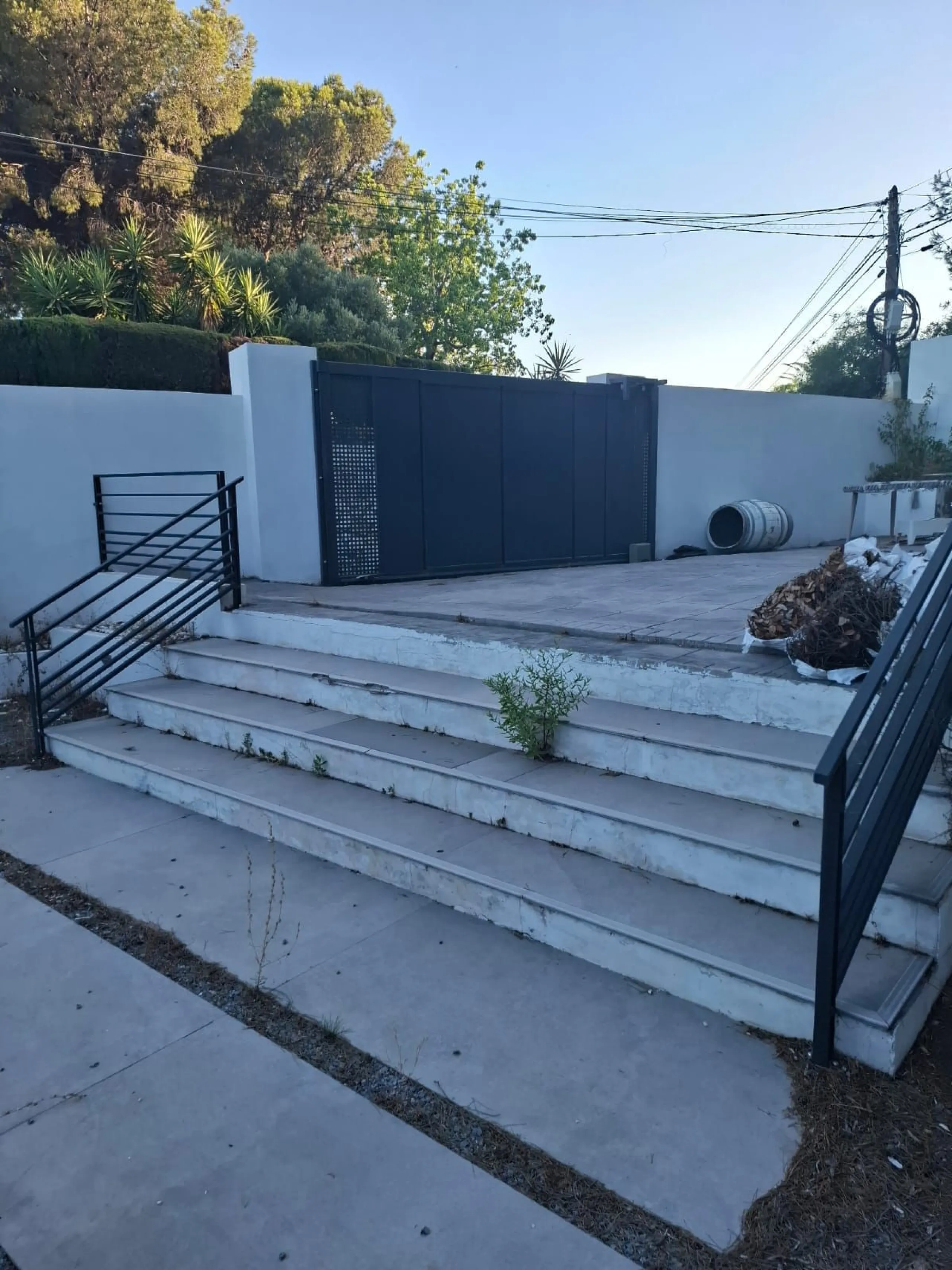 Investor Opportunity – Prime Plot with Villa for Redevelopment in Benalmádena. This detached 3-bedroom, 2-bathroom villa offers a total built area of 238 m² and sits on a generous 1,342 m² plot in a highly sought-after location. Just a 5-minute drive from