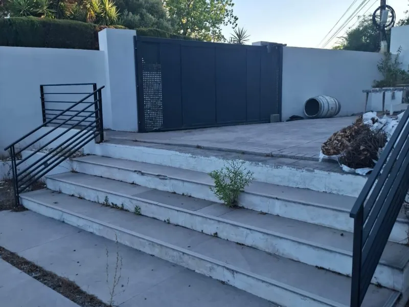 Investor Opportunity – Prime Plot with Villa for Redevelopment in Benalmádena. This detached 3-bedroom, 2-bathroom villa offers a total built area of 238 m² and sits on a generous 1,342 m² plot in a highly sought-after location. Just a 5-minute drive from