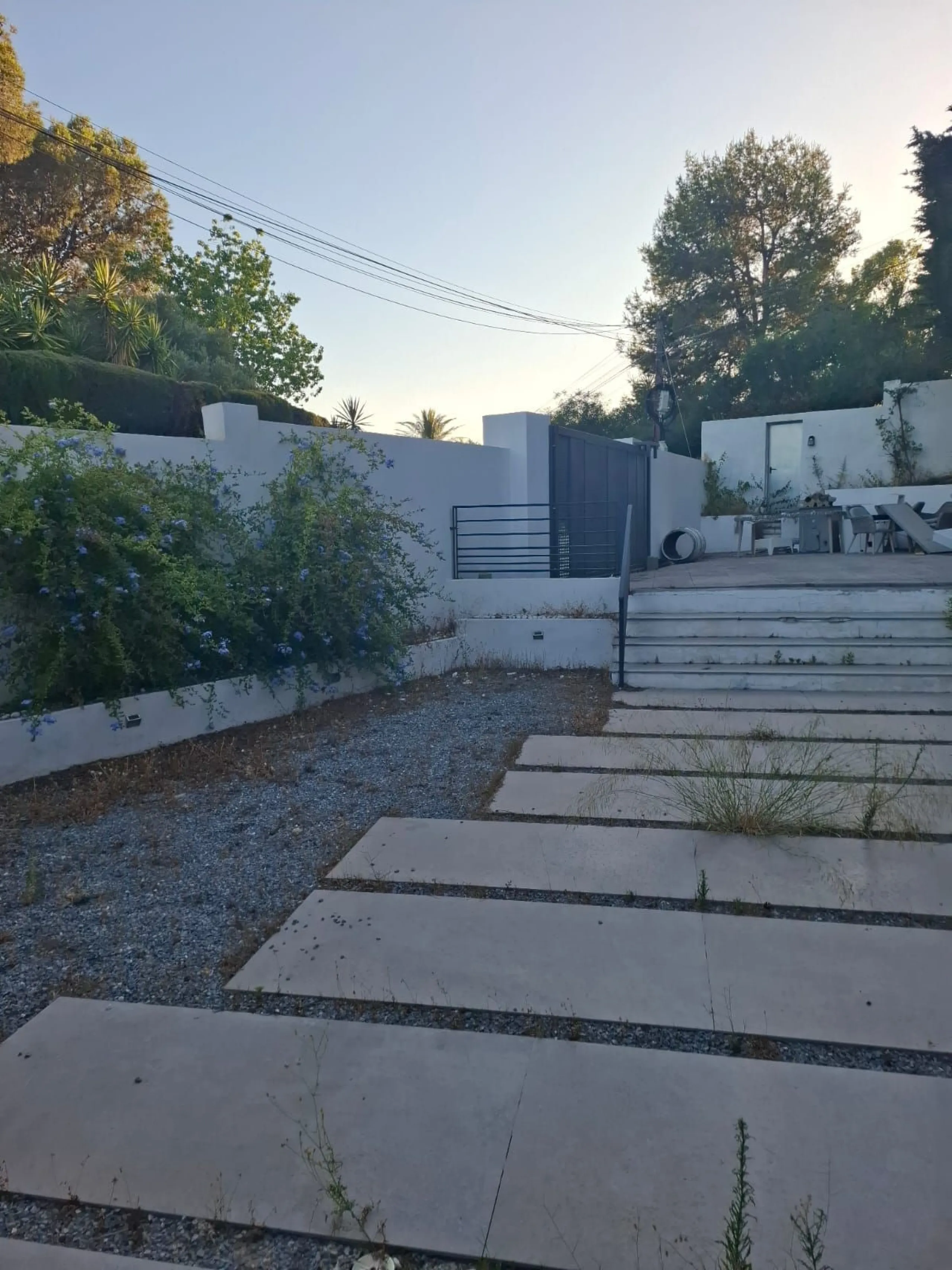 Investor Opportunity – Prime Plot with Villa for Redevelopment in Benalmádena. This detached 3-bedroom, 2-bathroom villa offers a total built area of 238 m² and sits on a generous 1,342 m² plot in a highly sought-after location. Just a 5-minute drive from