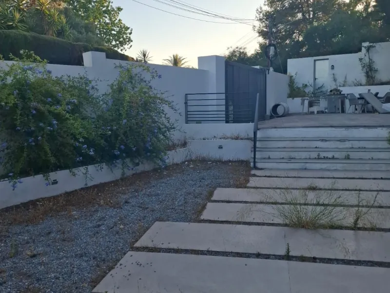 Investor Opportunity – Prime Plot with Villa for Redevelopment in Benalmádena. This detached 3-bedroom, 2-bathroom villa offers a total built area of 238 m² and sits on a generous 1,342 m² plot in a highly sought-after location. Just a 5-minute drive from
