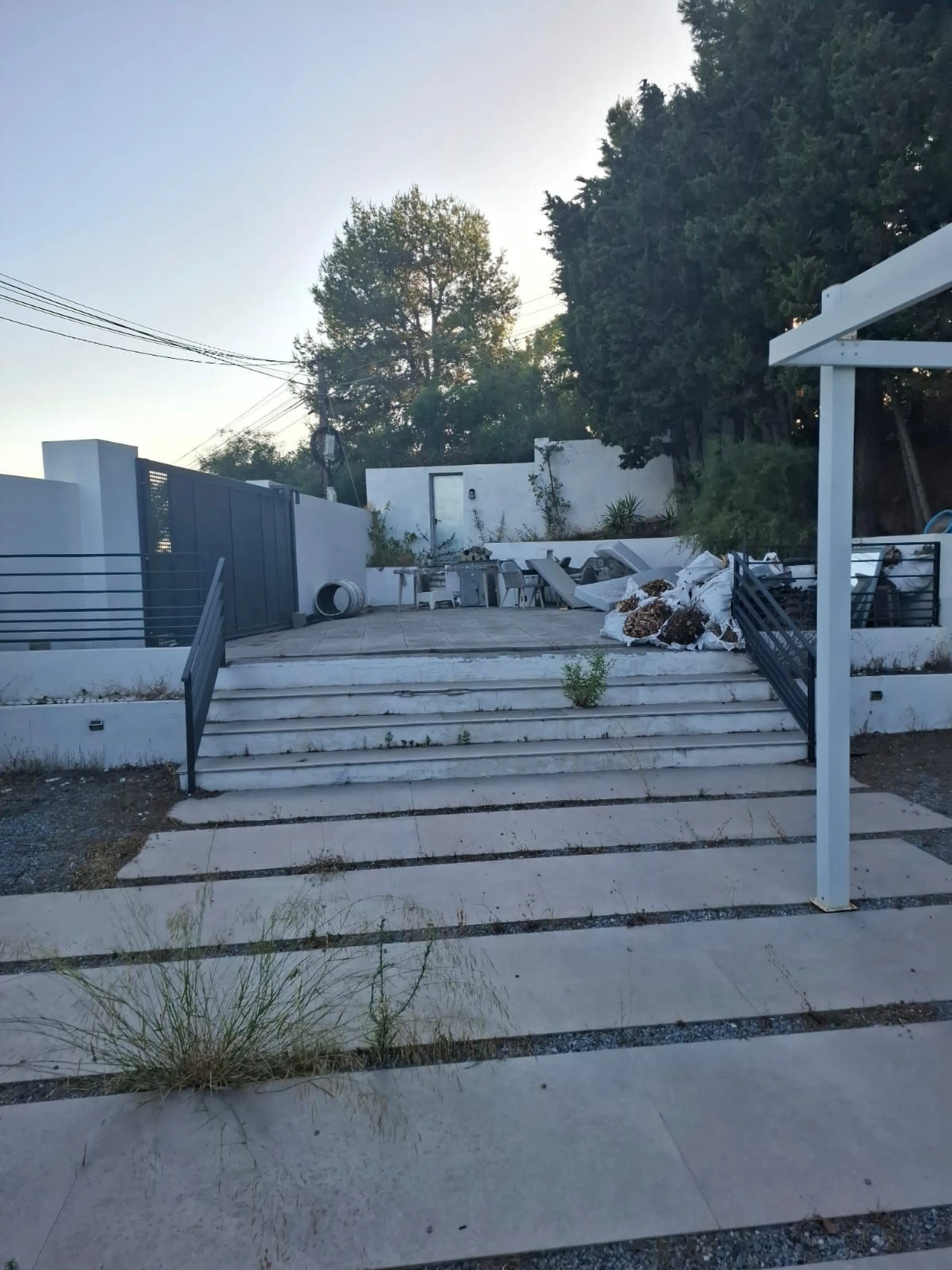 Investor Opportunity – Prime Plot with Villa for Redevelopment in Benalmádena. This detached 3-bedroom, 2-bathroom villa offers a total built area of 238 m² and sits on a generous 1,342 m² plot in a highly sought-after location. Just a 5-minute drive from