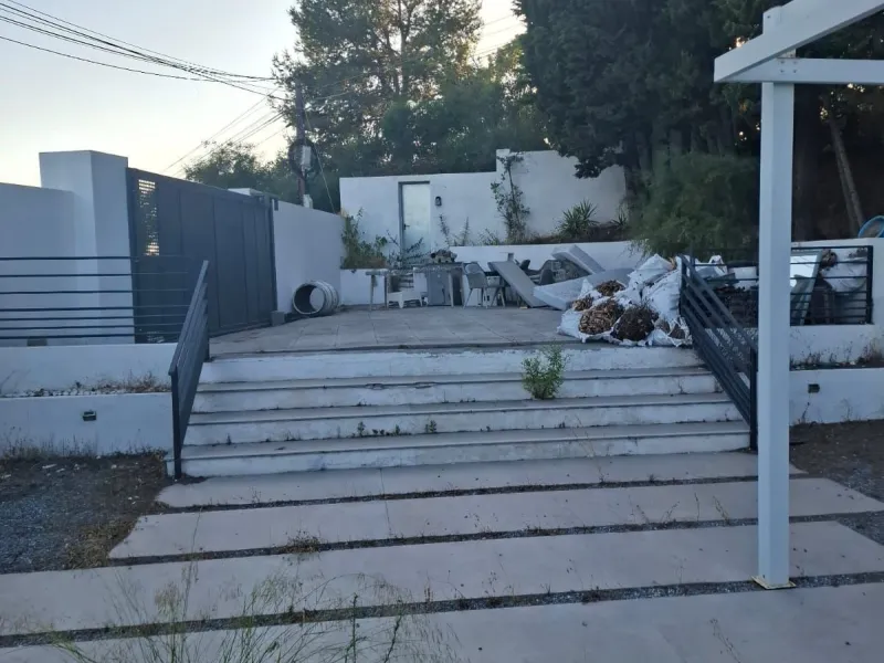 Investor Opportunity – Prime Plot with Villa for Redevelopment in Benalmádena. This detached 3-bedroom, 2-bathroom villa offers a total built area of 238 m² and sits on a generous 1,342 m² plot in a highly sought-after location. Just a 5-minute drive from
