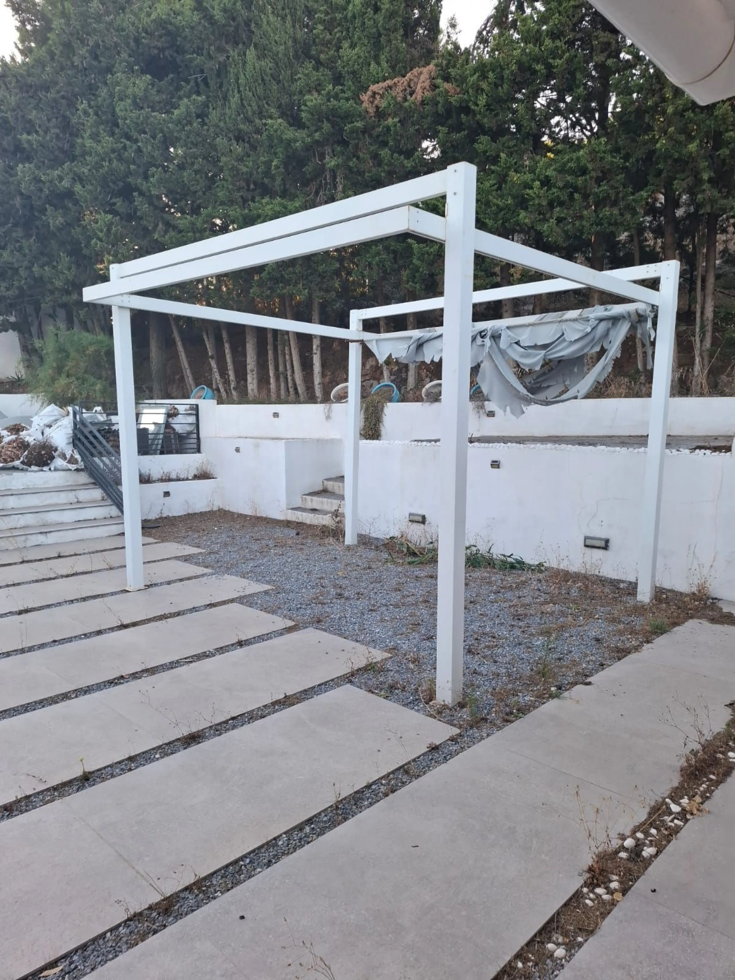 Investor Opportunity – Prime Plot with Villa for Redevelopment in Benalmádena. This detached 3-bedroom, 2-bathroom villa offers a total built area of 238 m² and sits on a generous 1,342 m² plot in a highly sought-after location. Just a 5-minute drive from
