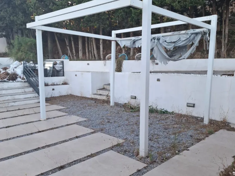 Investor Opportunity – Prime Plot with Villa for Redevelopment in Benalmádena. This detached 3-bedroom, 2-bathroom villa offers a total built area of 238 m² and sits on a generous 1,342 m² plot in a highly sought-after location. Just a 5-minute drive from
