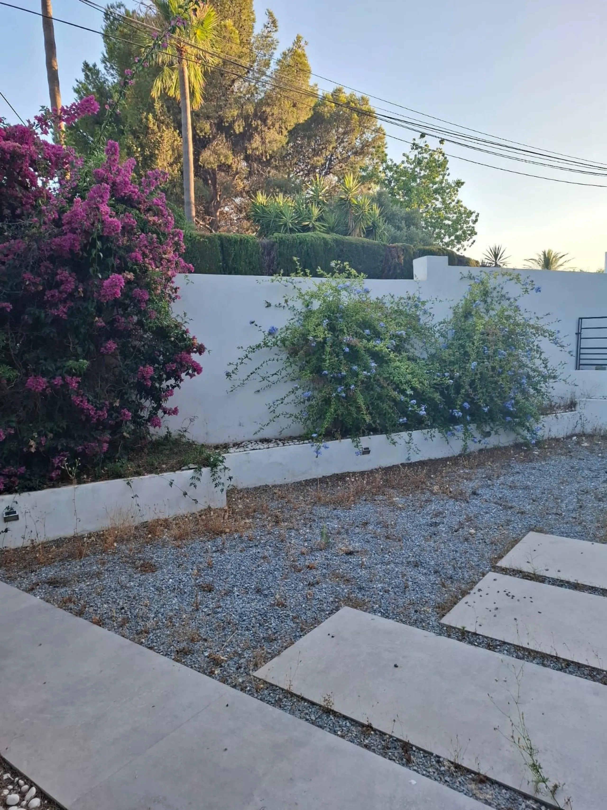 Investor Opportunity – Prime Plot with Villa for Redevelopment in Benalmádena. This detached 3-bedroom, 2-bathroom villa offers a total built area of 238 m² and sits on a generous 1,342 m² plot in a highly sought-after location. Just a 5-minute drive from