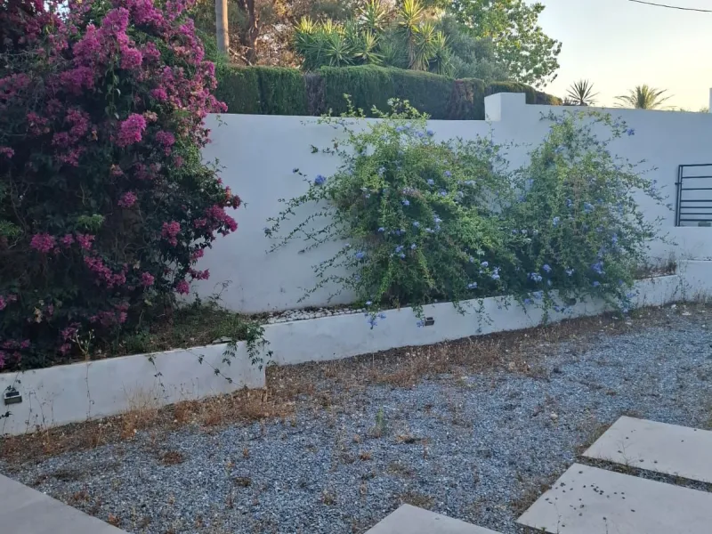 Investor Opportunity – Prime Plot with Villa for Redevelopment in Benalmádena. This detached 3-bedroom, 2-bathroom villa offers a total built area of 238 m² and sits on a generous 1,342 m² plot in a highly sought-after location. Just a 5-minute drive from