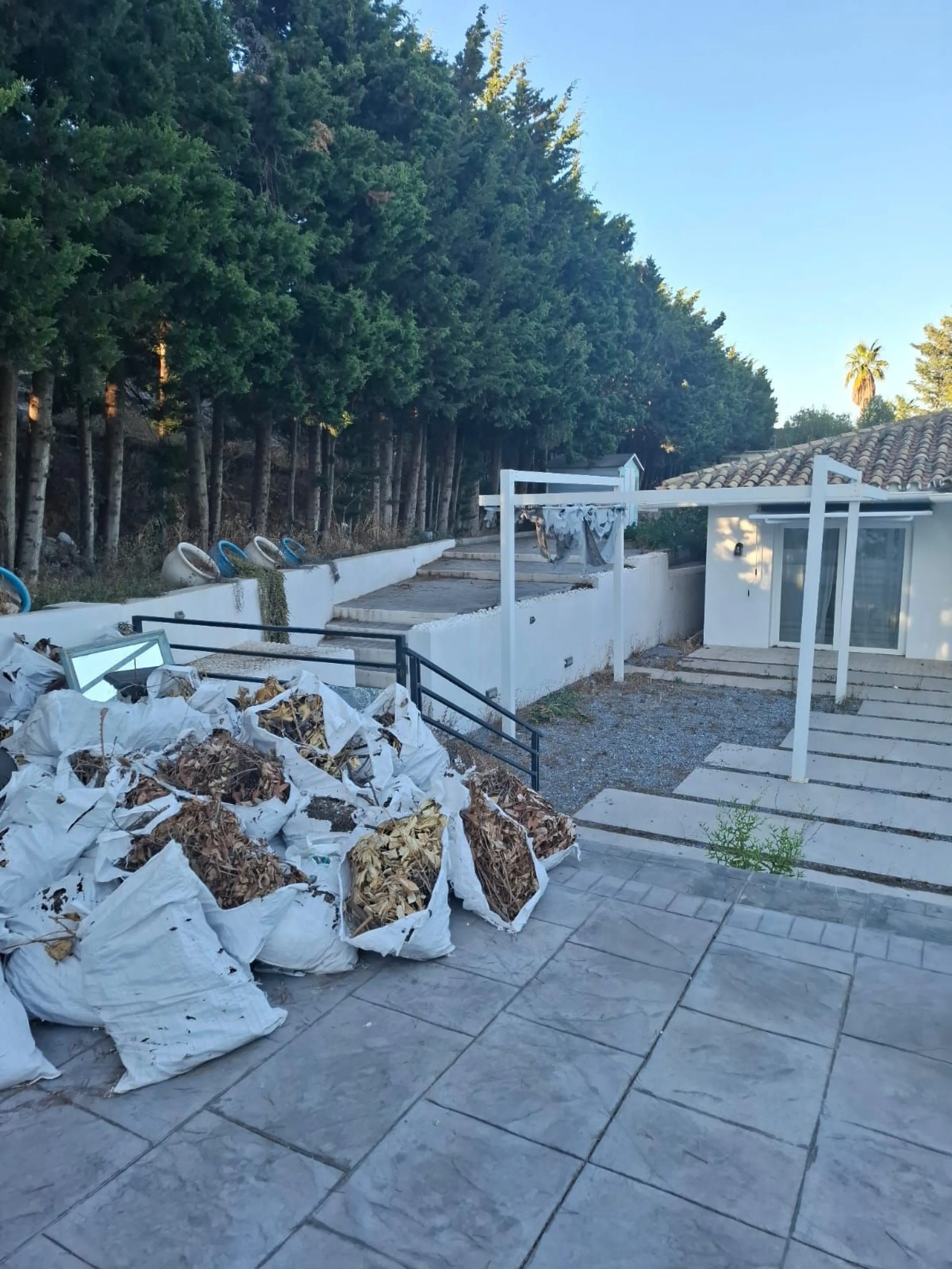 Investor Opportunity – Prime Plot with Villa for Redevelopment in Benalmádena. This detached 3-bedroom, 2-bathroom villa offers a total built area of 238 m² and sits on a generous 1,342 m² plot in a highly sought-after location. Just a 5-minute drive from