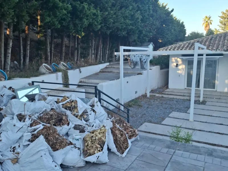 Investor Opportunity – Prime Plot with Villa for Redevelopment in Benalmádena. This detached 3-bedroom, 2-bathroom villa offers a total built area of 238 m² and sits on a generous 1,342 m² plot in a highly sought-after location. Just a 5-minute drive from