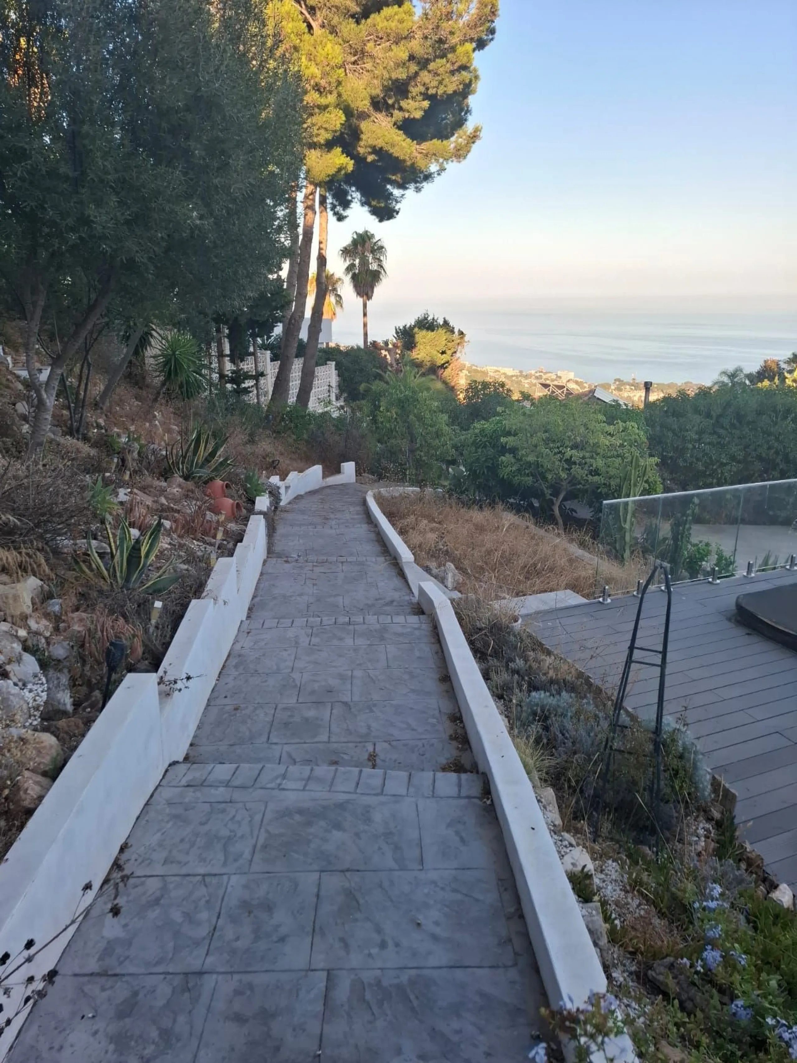 Investor Opportunity – Prime Plot with Villa for Redevelopment in Benalmádena. This detached 3-bedroom, 2-bathroom villa offers a total built area of 238 m² and sits on a generous 1,342 m² plot in a highly sought-after location. Just a 5-minute drive from