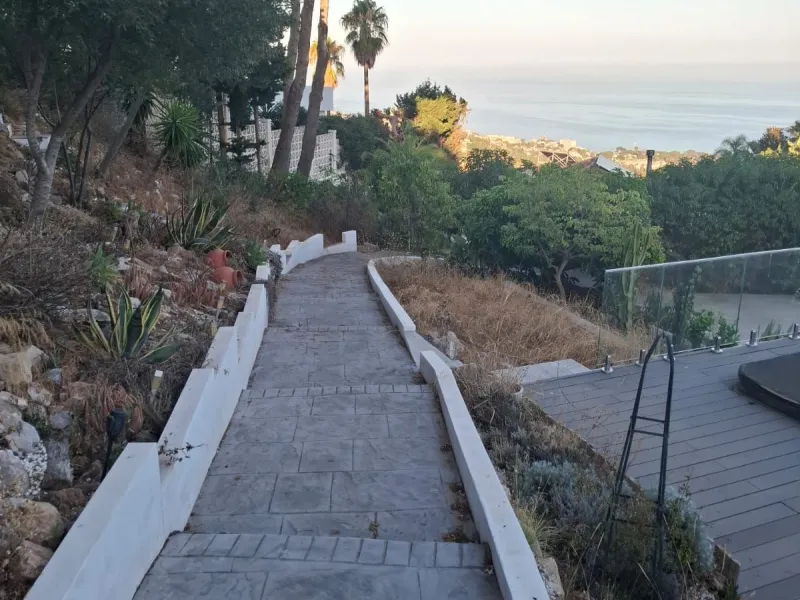 Investor Opportunity – Prime Plot with Villa for Redevelopment in Benalmádena. This detached 3-bedroom, 2-bathroom villa offers a total built area of 238 m² and sits on a generous 1,342 m² plot in a highly sought-after location. Just a 5-minute drive from