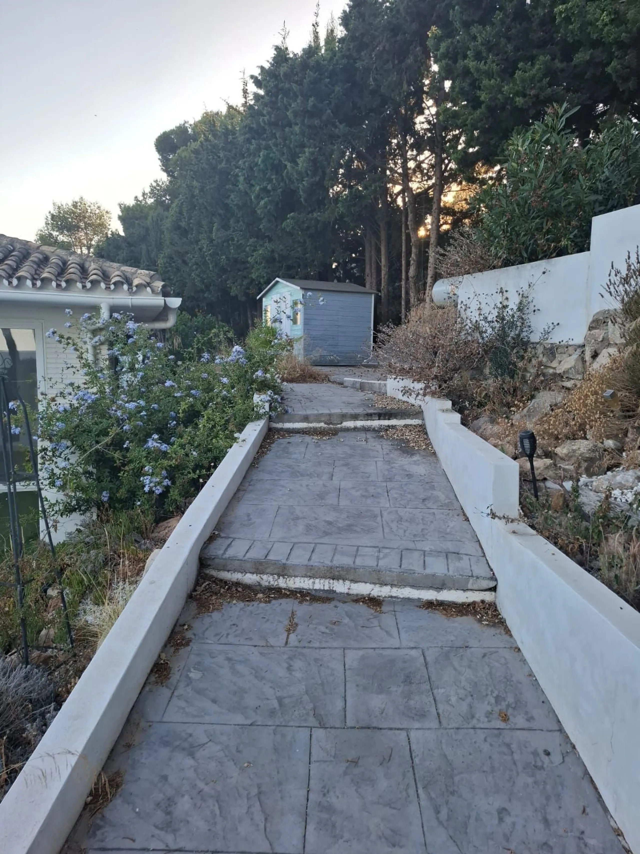 Investor Opportunity – Prime Plot with Villa for Redevelopment in Benalmádena. This detached 3-bedroom, 2-bathroom villa offers a total built area of 238 m² and sits on a generous 1,342 m² plot in a highly sought-after location. Just a 5-minute drive from