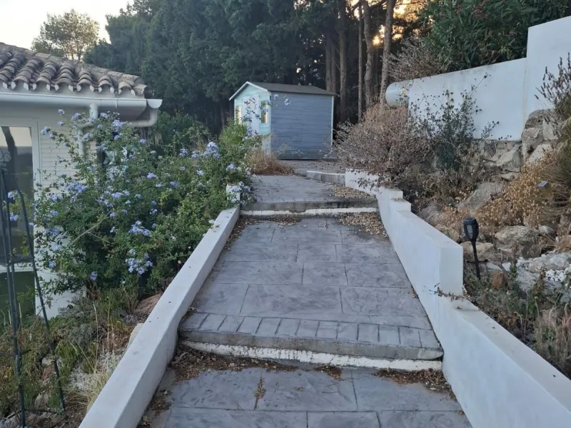 Investor Opportunity – Prime Plot with Villa for Redevelopment in Benalmádena. This detached 3-bedroom, 2-bathroom villa offers a total built area of 238 m² and sits on a generous 1,342 m² plot in a highly sought-after location. Just a 5-minute drive from