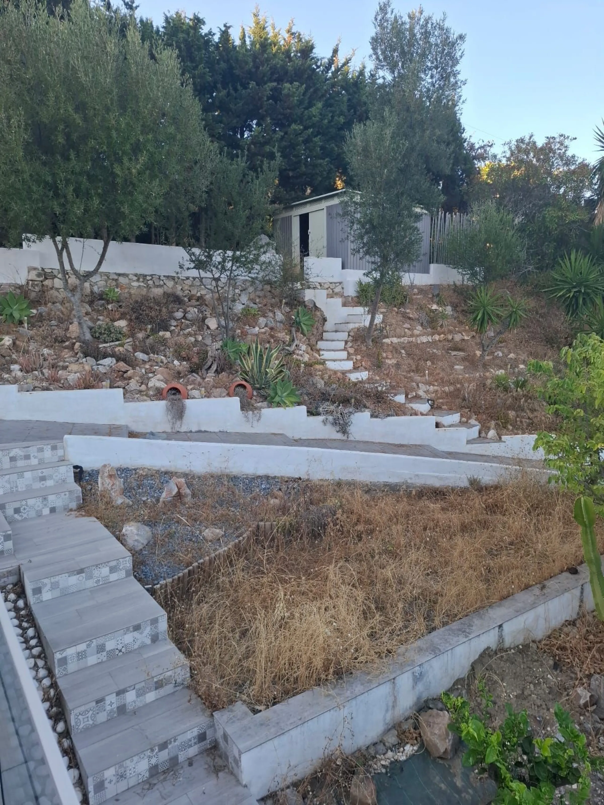 Investor Opportunity – Prime Plot with Villa for Redevelopment in Benalmádena. This detached 3-bedroom, 2-bathroom villa offers a total built area of 238 m² and sits on a generous 1,342 m² plot in a highly sought-after location. Just a 5-minute drive from
