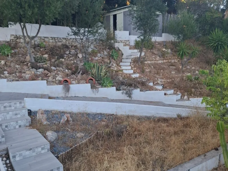Investor Opportunity – Prime Plot with Villa for Redevelopment in Benalmádena. This detached 3-bedroom, 2-bathroom villa offers a total built area of 238 m² and sits on a generous 1,342 m² plot in a highly sought-after location. Just a 5-minute drive from