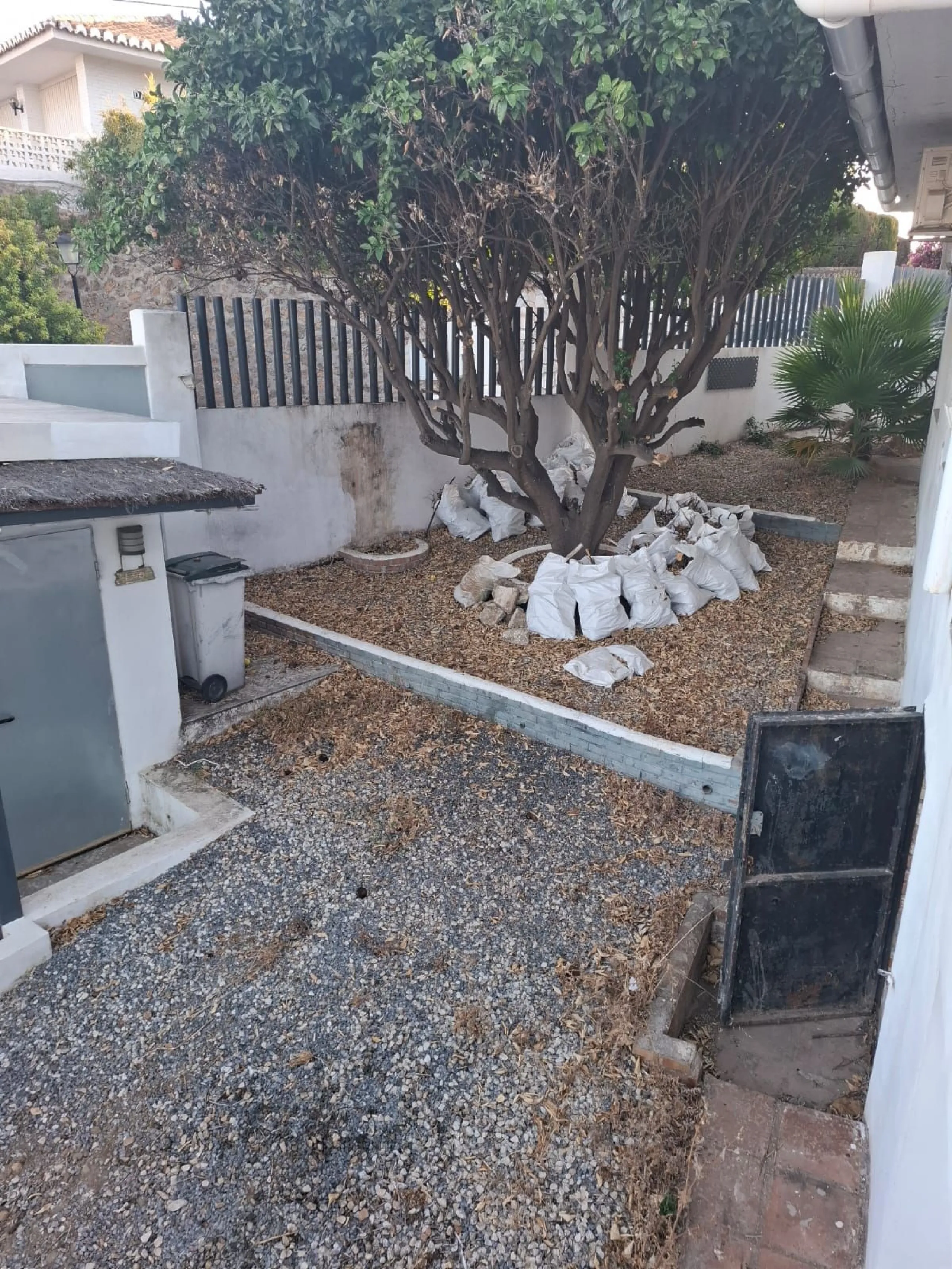 Investor Opportunity – Prime Plot with Villa for Redevelopment in Benalmádena. This detached 3-bedroom, 2-bathroom villa offers a total built area of 238 m² and sits on a generous 1,342 m² plot in a highly sought-after location. Just a 5-minute drive from