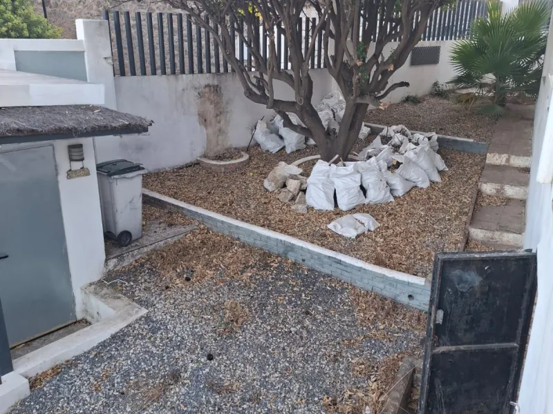 Investor Opportunity – Prime Plot with Villa for Redevelopment in Benalmádena. This detached 3-bedroom, 2-bathroom villa offers a total built area of 238 m² and sits on a generous 1,342 m² plot in a highly sought-after location. Just a 5-minute drive from