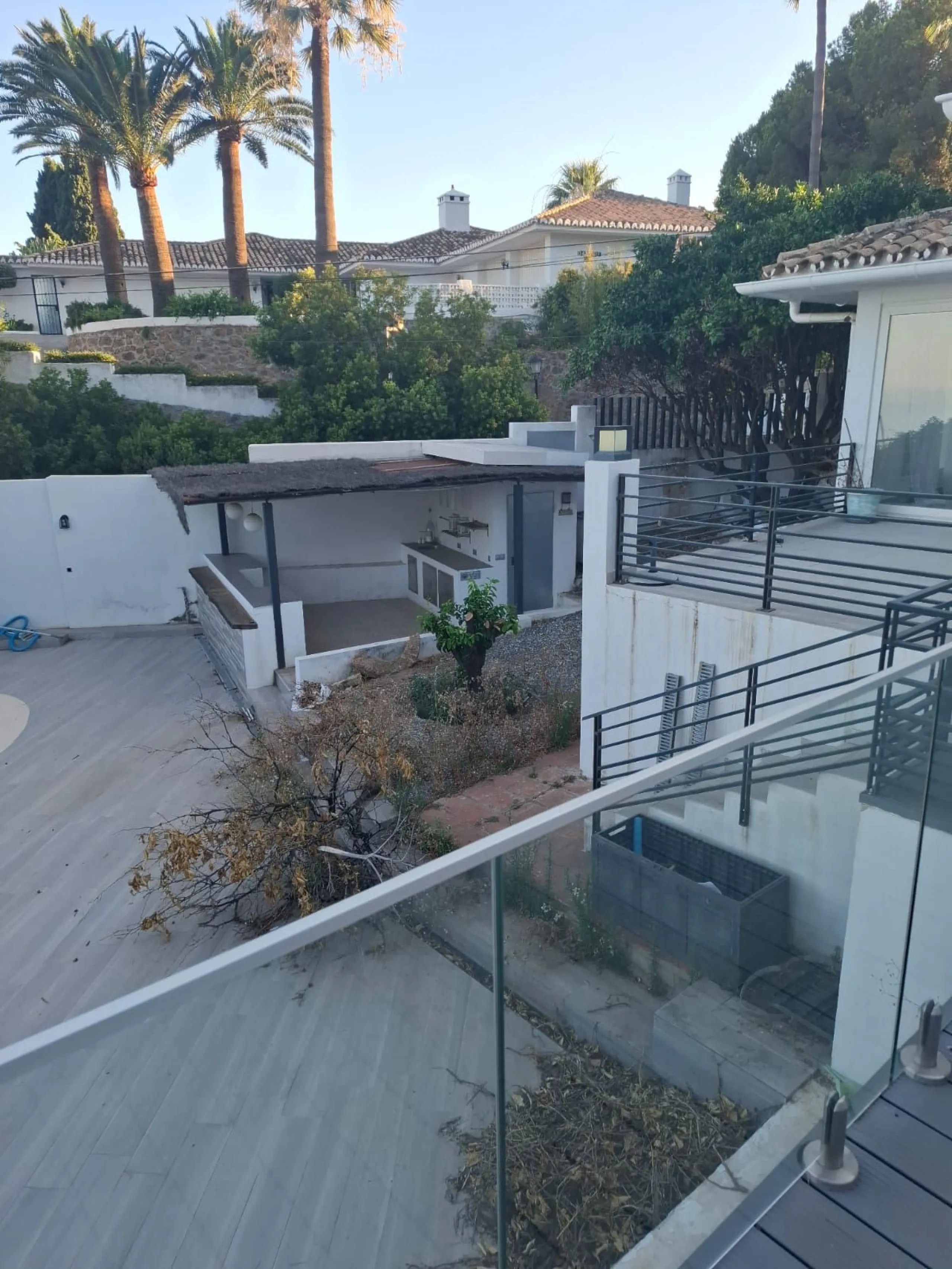 Investor Opportunity – Prime Plot with Villa for Redevelopment in Benalmádena. This detached 3-bedroom, 2-bathroom villa offers a total built area of 238 m² and sits on a generous 1,342 m² plot in a highly sought-after location. Just a 5-minute drive from