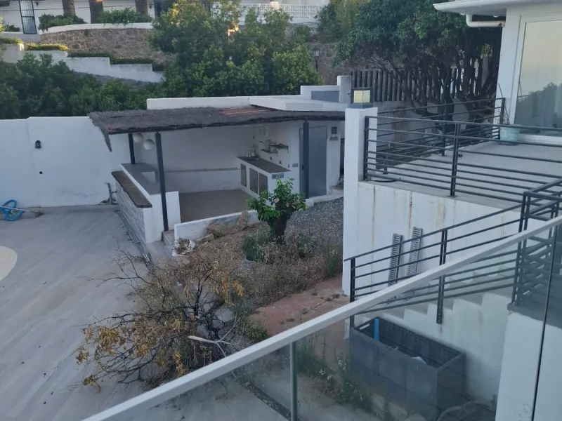 Investor Opportunity – Prime Plot with Villa for Redevelopment in Benalmádena. This detached 3-bedroom, 2-bathroom villa offers a total built area of 238 m² and sits on a generous 1,342 m² plot in a highly sought-after location. Just a 5-minute drive from