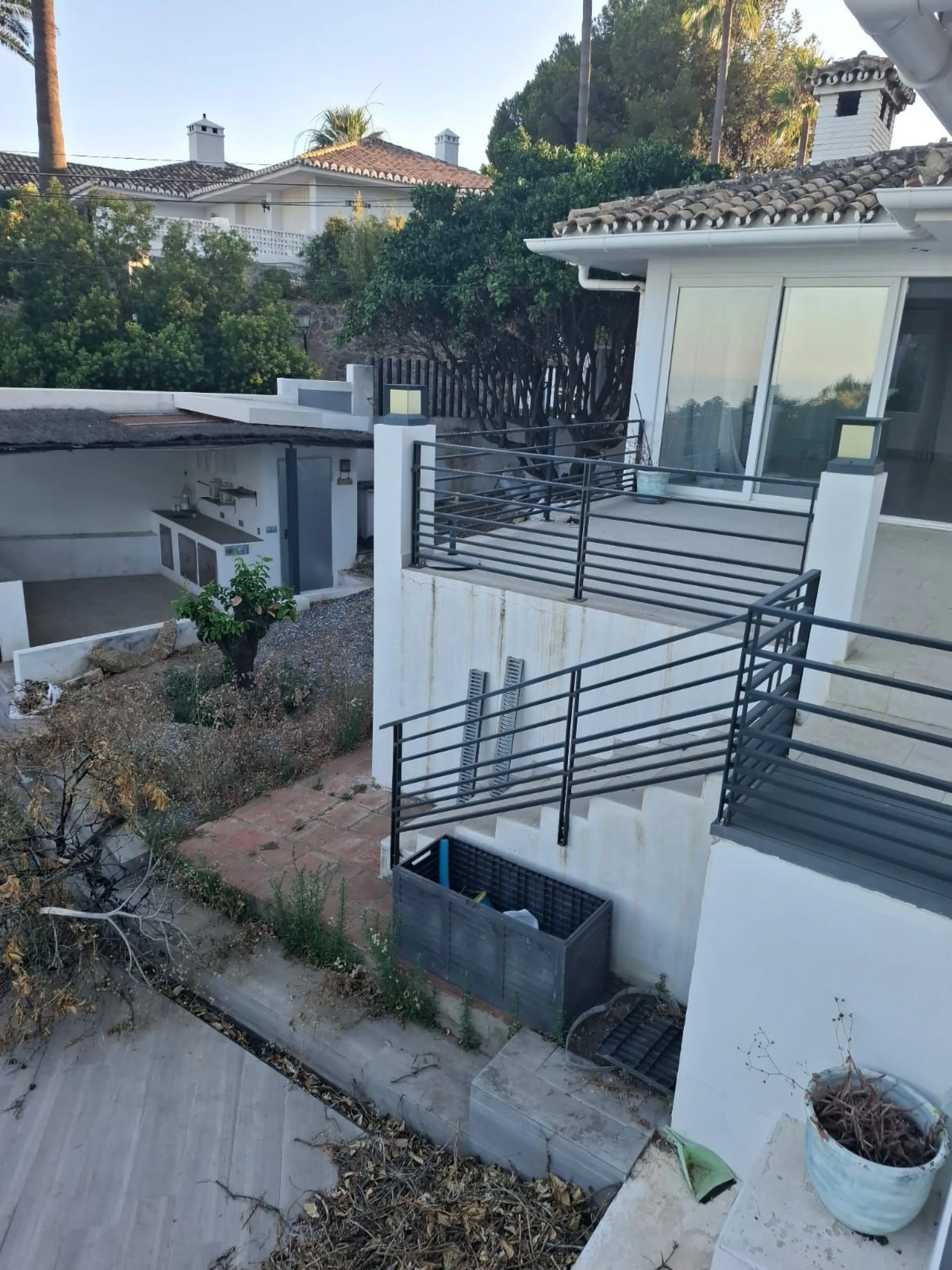 Investor Opportunity – Prime Plot with Villa for Redevelopment in Benalmádena. This detached 3-bedroom, 2-bathroom villa offers a total built area of 238 m² and sits on a generous 1,342 m² plot in a highly sought-after location. Just a 5-minute drive from