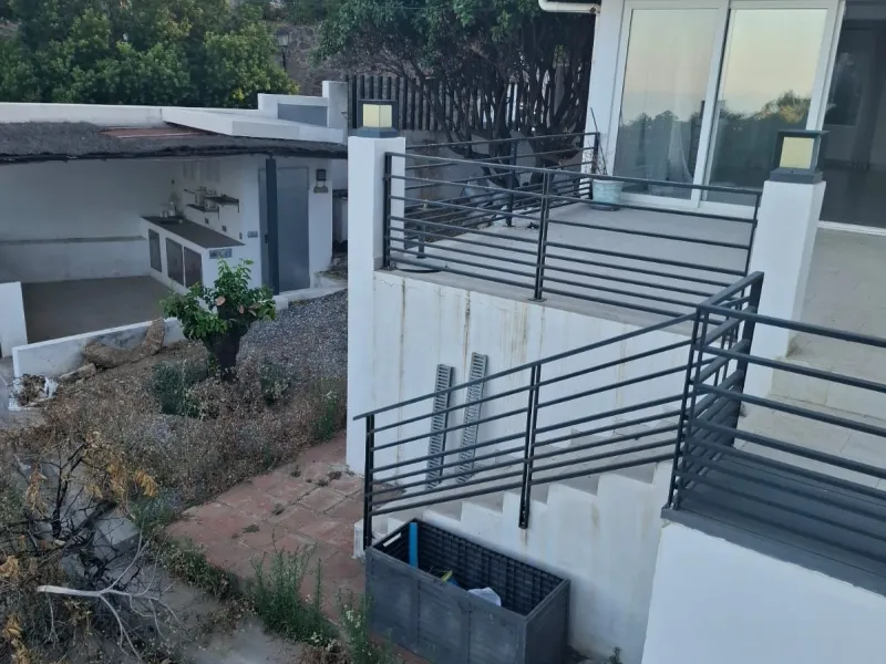Investor Opportunity – Prime Plot with Villa for Redevelopment in Benalmádena. This detached 3-bedroom, 2-bathroom villa offers a total built area of 238 m² and sits on a generous 1,342 m² plot in a highly sought-after location. Just a 5-minute drive from
