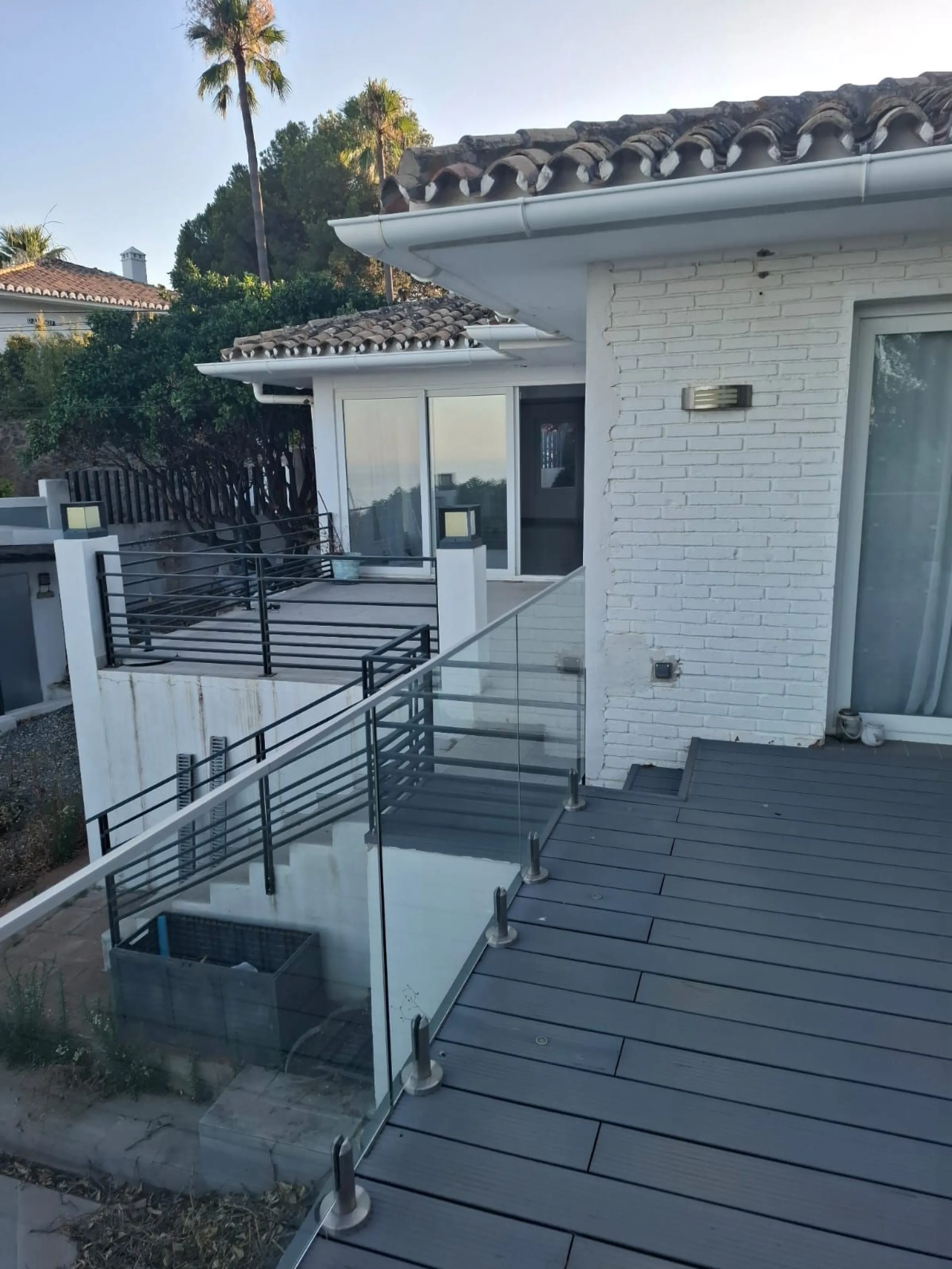 Investor Opportunity – Prime Plot with Villa for Redevelopment in Benalmádena. This detached 3-bedroom, 2-bathroom villa offers a total built area of 238 m² and sits on a generous 1,342 m² plot in a highly sought-after location. Just a 5-minute drive from