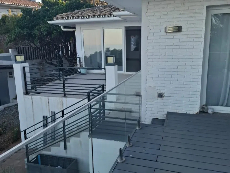 Investor Opportunity – Prime Plot with Villa for Redevelopment in Benalmádena. This detached 3-bedroom, 2-bathroom villa offers a total built area of 238 m² and sits on a generous 1,342 m² plot in a highly sought-after location. Just a 5-minute drive from
