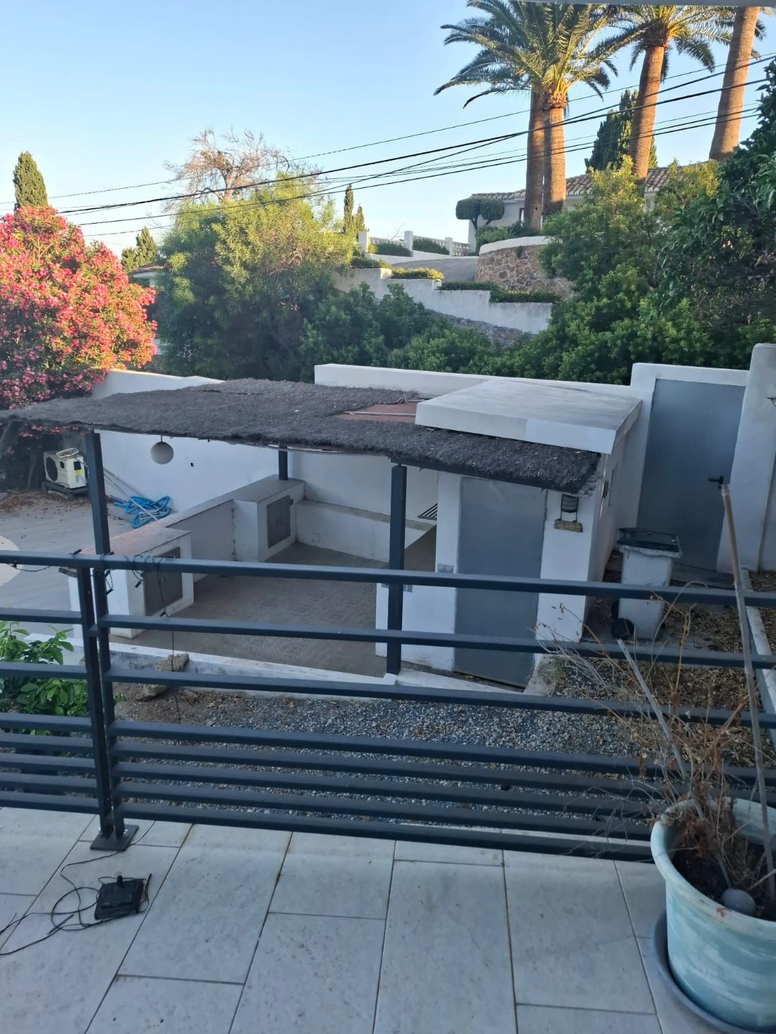 Investor Opportunity – Prime Plot with Villa for Redevelopment in Benalmádena. This detached 3-bedroom, 2-bathroom villa offers a total built area of 238 m² and sits on a generous 1,342 m² plot in a highly sought-after location. Just a 5-minute drive from