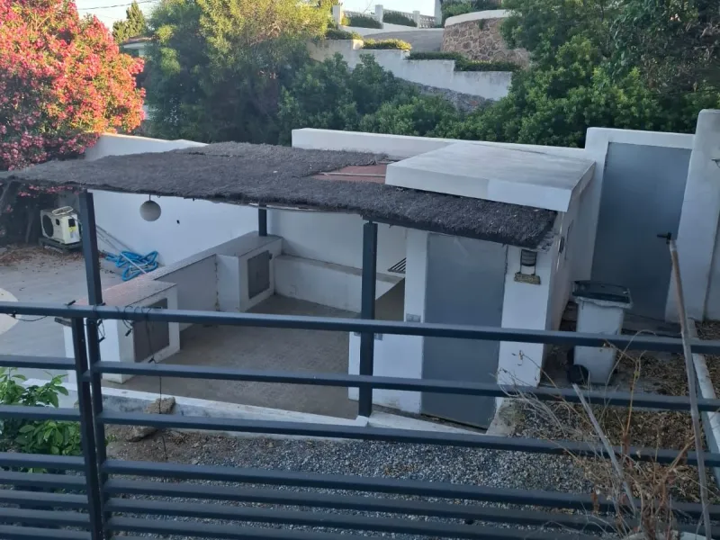 Investor Opportunity – Prime Plot with Villa for Redevelopment in Benalmádena. This detached 3-bedroom, 2-bathroom villa offers a total built area of 238 m² and sits on a generous 1,342 m² plot in a highly sought-after location. Just a 5-minute drive from