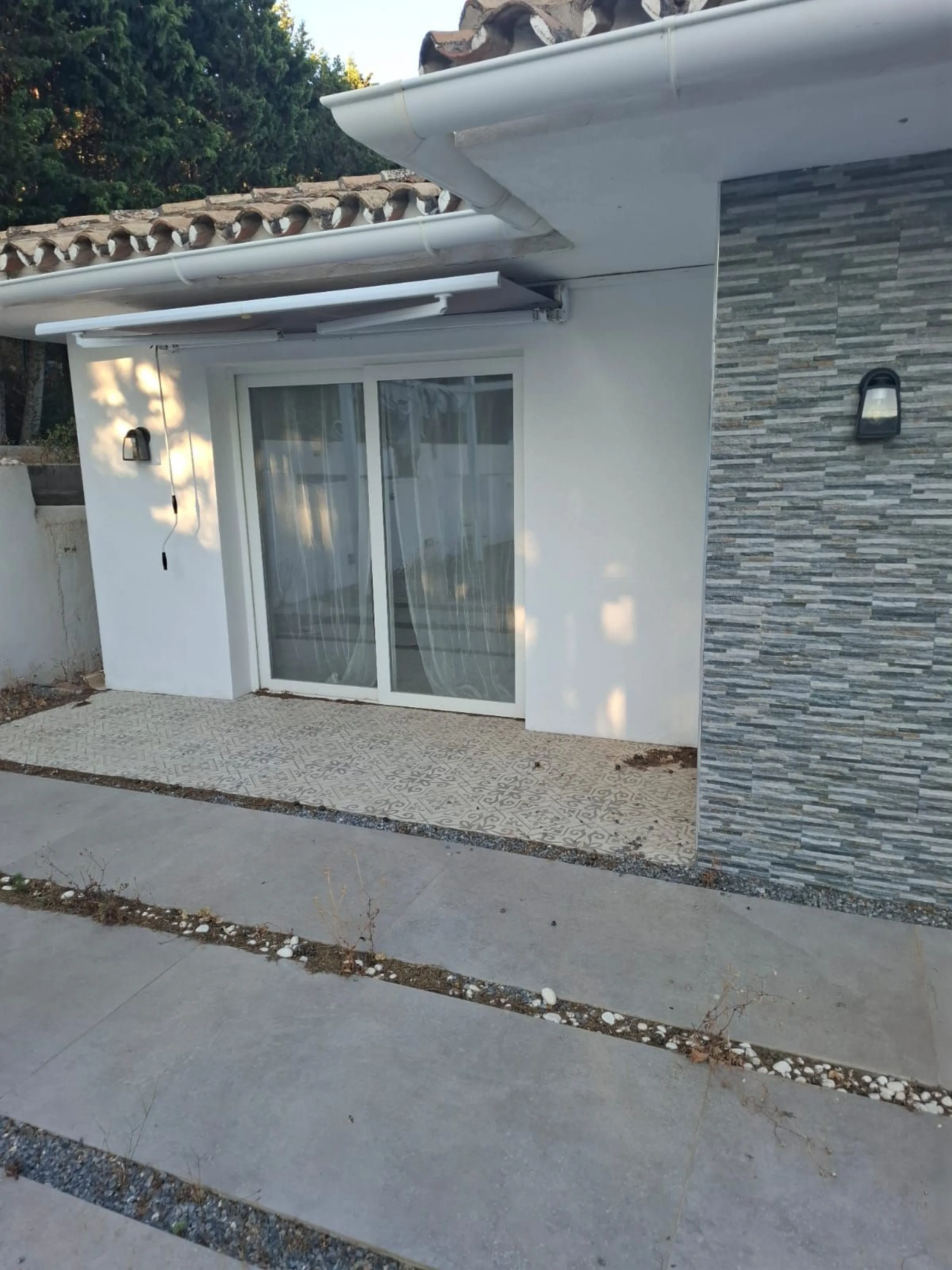 Investor Opportunity – Prime Plot with Villa for Redevelopment in Benalmádena. This detached 3-bedroom, 2-bathroom villa offers a total built area of 238 m² and sits on a generous 1,342 m² plot in a highly sought-after location. Just a 5-minute drive from
