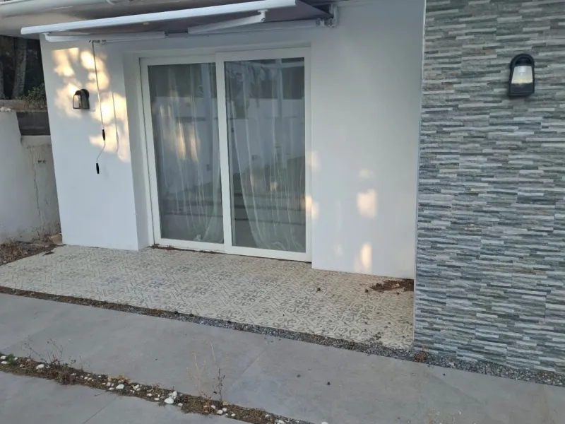 Investor Opportunity – Prime Plot with Villa for Redevelopment in Benalmádena. This detached 3-bedroom, 2-bathroom villa offers a total built area of 238 m² and sits on a generous 1,342 m² plot in a highly sought-after location. Just a 5-minute drive from