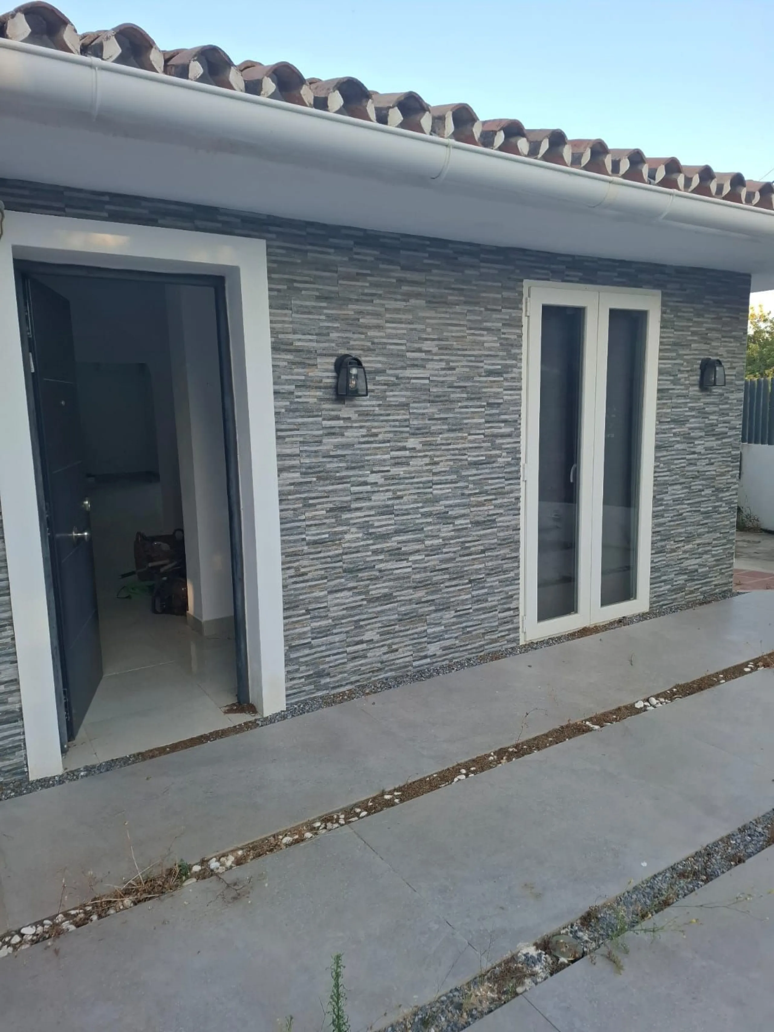 Investor Opportunity – Prime Plot with Villa for Redevelopment in Benalmádena. This detached 3-bedroom, 2-bathroom villa offers a total built area of 238 m² and sits on a generous 1,342 m² plot in a highly sought-after location. Just a 5-minute drive from