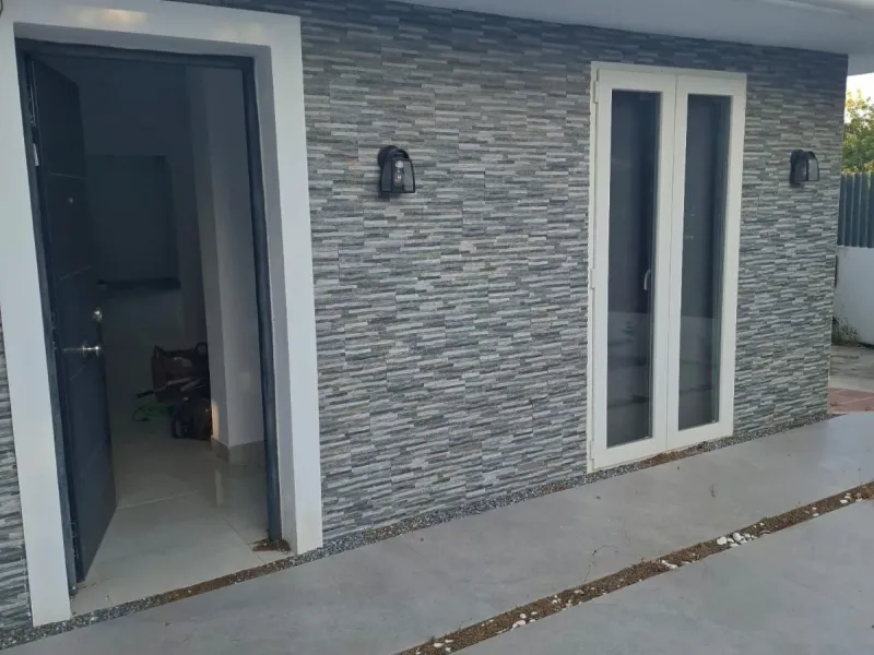 Investor Opportunity – Prime Plot with Villa for Redevelopment in Benalmádena. This detached 3-bedroom, 2-bathroom villa offers a total built area of 238 m² and sits on a generous 1,342 m² plot in a highly sought-after location. Just a 5-minute drive from