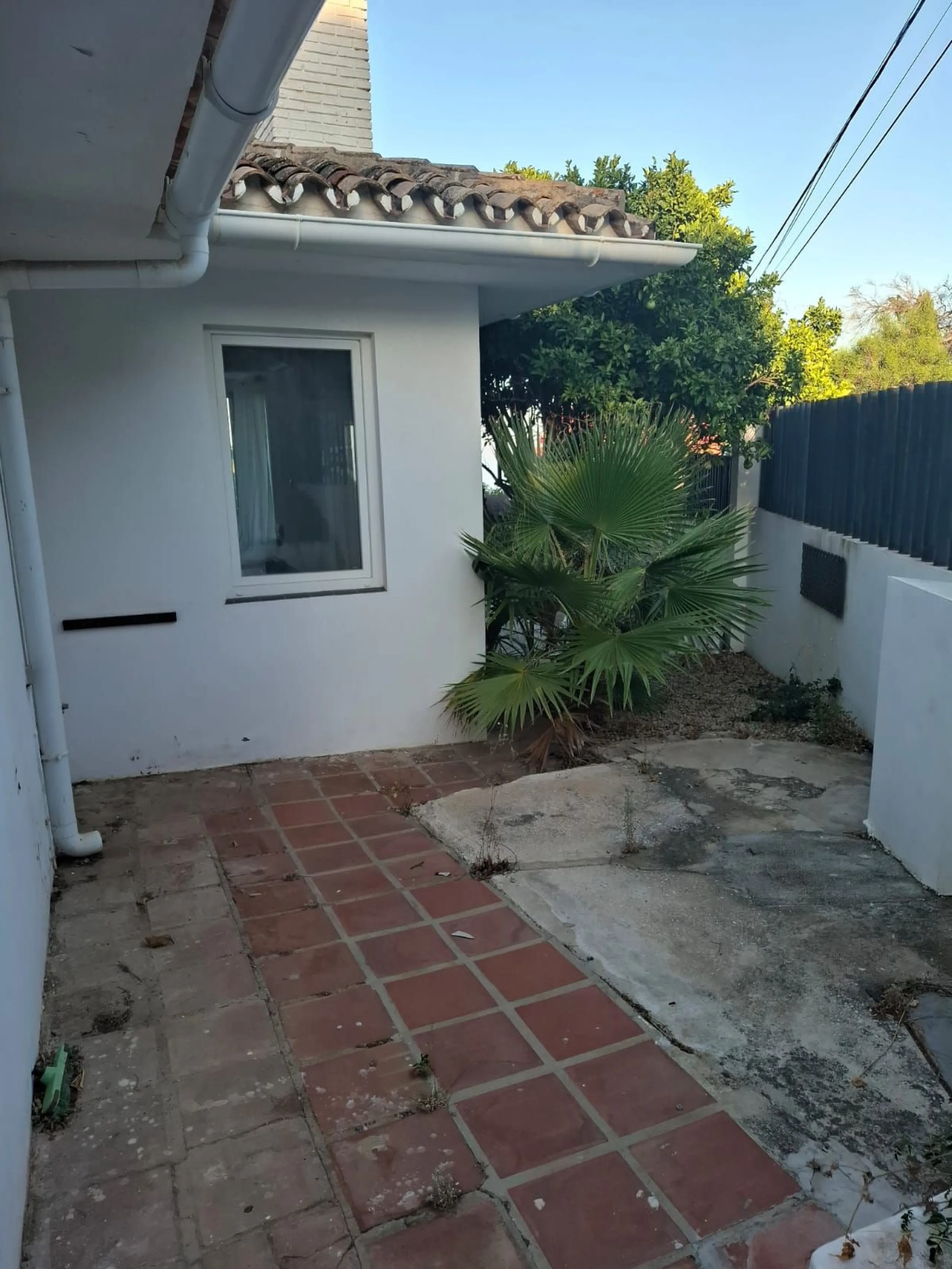 Investor Opportunity – Prime Plot with Villa for Redevelopment in Benalmádena. This detached 3-bedroom, 2-bathroom villa offers a total built area of 238 m² and sits on a generous 1,342 m² plot in a highly sought-after location. Just a 5-minute drive from