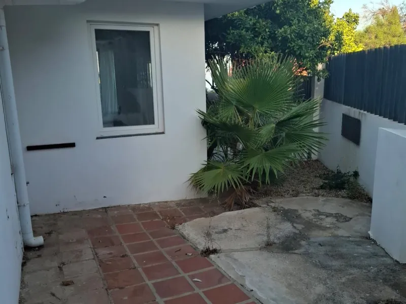 Investor Opportunity – Prime Plot with Villa for Redevelopment in Benalmádena. This detached 3-bedroom, 2-bathroom villa offers a total built area of 238 m² and sits on a generous 1,342 m² plot in a highly sought-after location. Just a 5-minute drive from