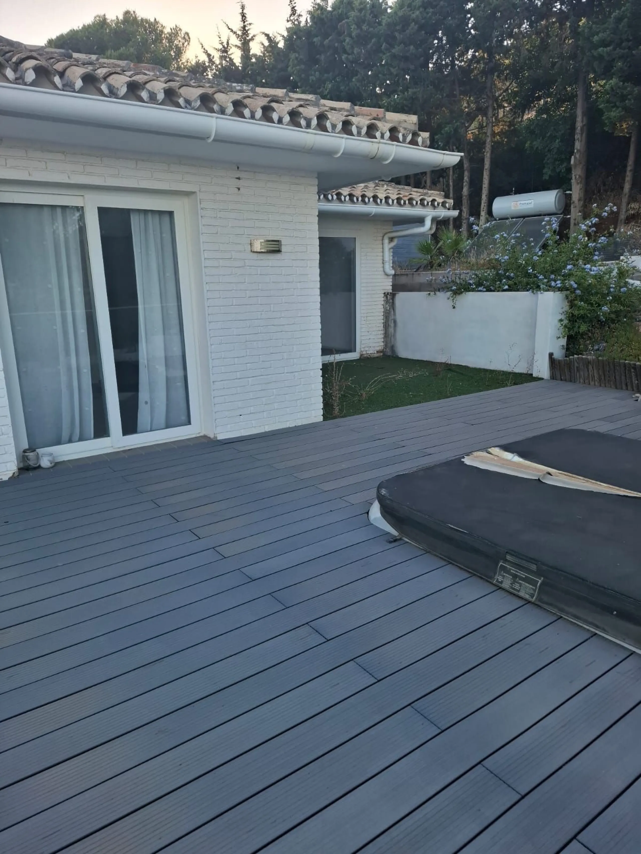 Investor Opportunity – Prime Plot with Villa for Redevelopment in Benalmádena. This detached 3-bedroom, 2-bathroom villa offers a total built area of 238 m² and sits on a generous 1,342 m² plot in a highly sought-after location. Just a 5-minute drive from