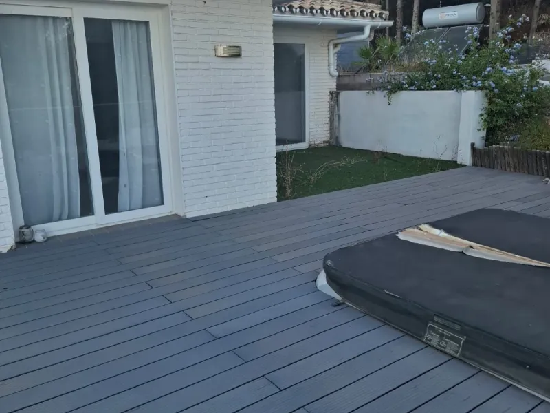 Investor Opportunity – Prime Plot with Villa for Redevelopment in Benalmádena. This detached 3-bedroom, 2-bathroom villa offers a total built area of 238 m² and sits on a generous 1,342 m² plot in a highly sought-after location. Just a 5-minute drive from