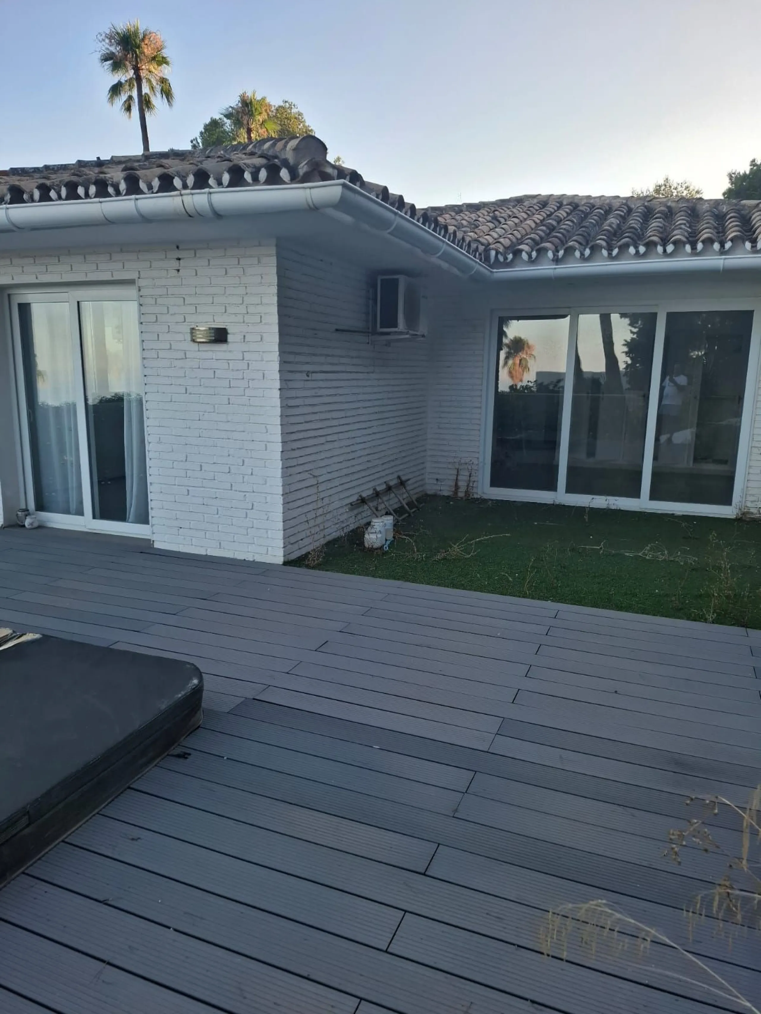 Investor Opportunity – Prime Plot with Villa for Redevelopment in Benalmádena. This detached 3-bedroom, 2-bathroom villa offers a total built area of 238 m² and sits on a generous 1,342 m² plot in a highly sought-after location. Just a 5-minute drive from