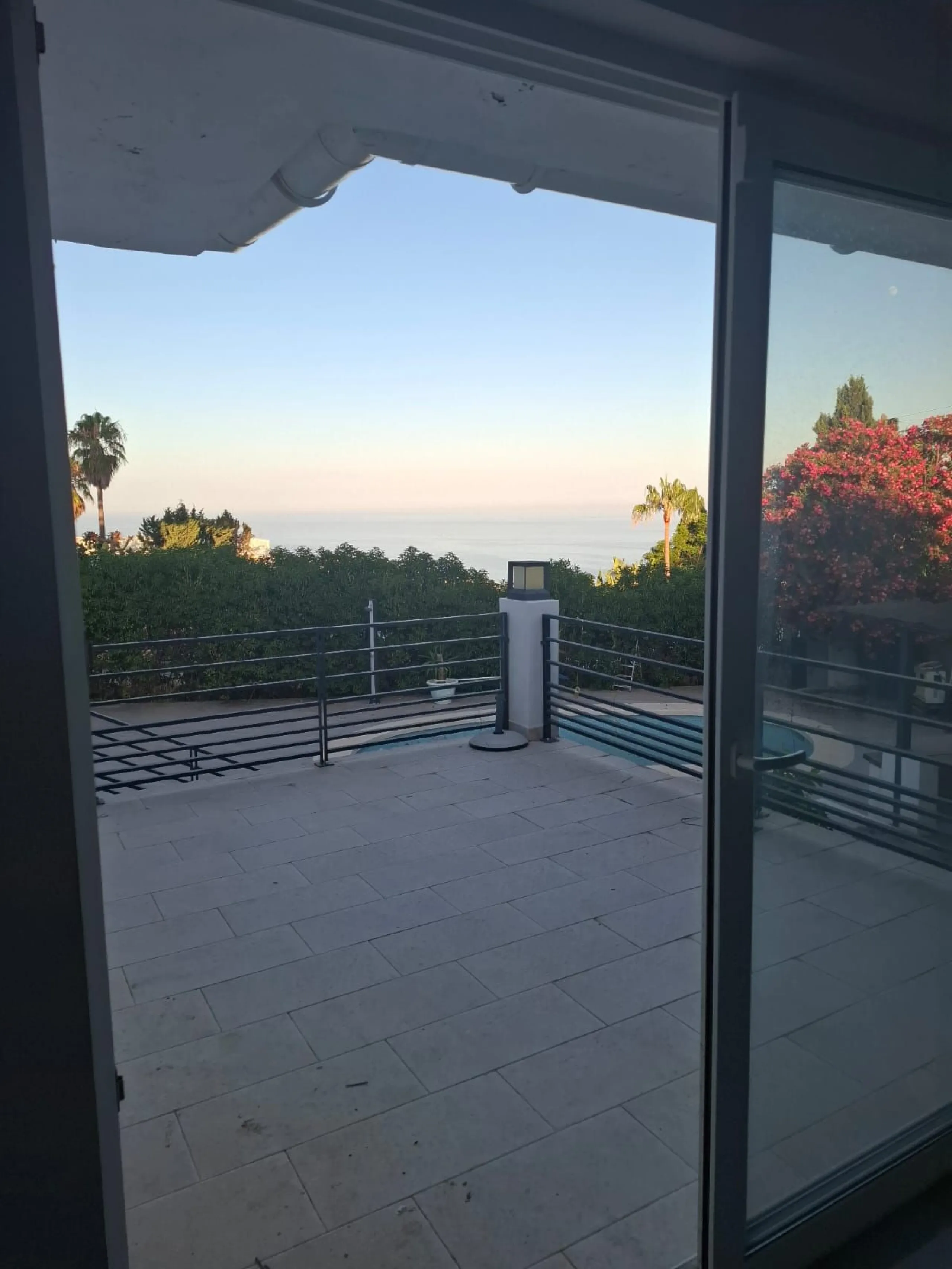 Investor Opportunity – Prime Plot with Villa for Redevelopment in Benalmádena. This detached 3-bedroom, 2-bathroom villa offers a total built area of 238 m² and sits on a generous 1,342 m² plot in a highly sought-after location. Just a 5-minute drive from