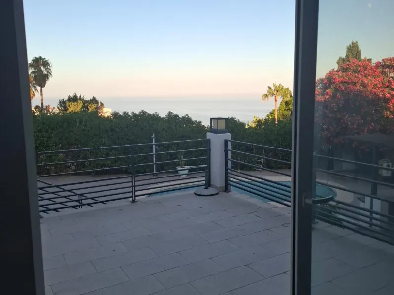 Investor Opportunity – Prime Plot with Villa for Redevelopment in Benalmádena. This detached 3-bedroom, 2-bathroom villa offers a total built area of 238 m² and sits on a generous 1,342 m² plot in a highly sought-after location. Just a 5-minute drive from