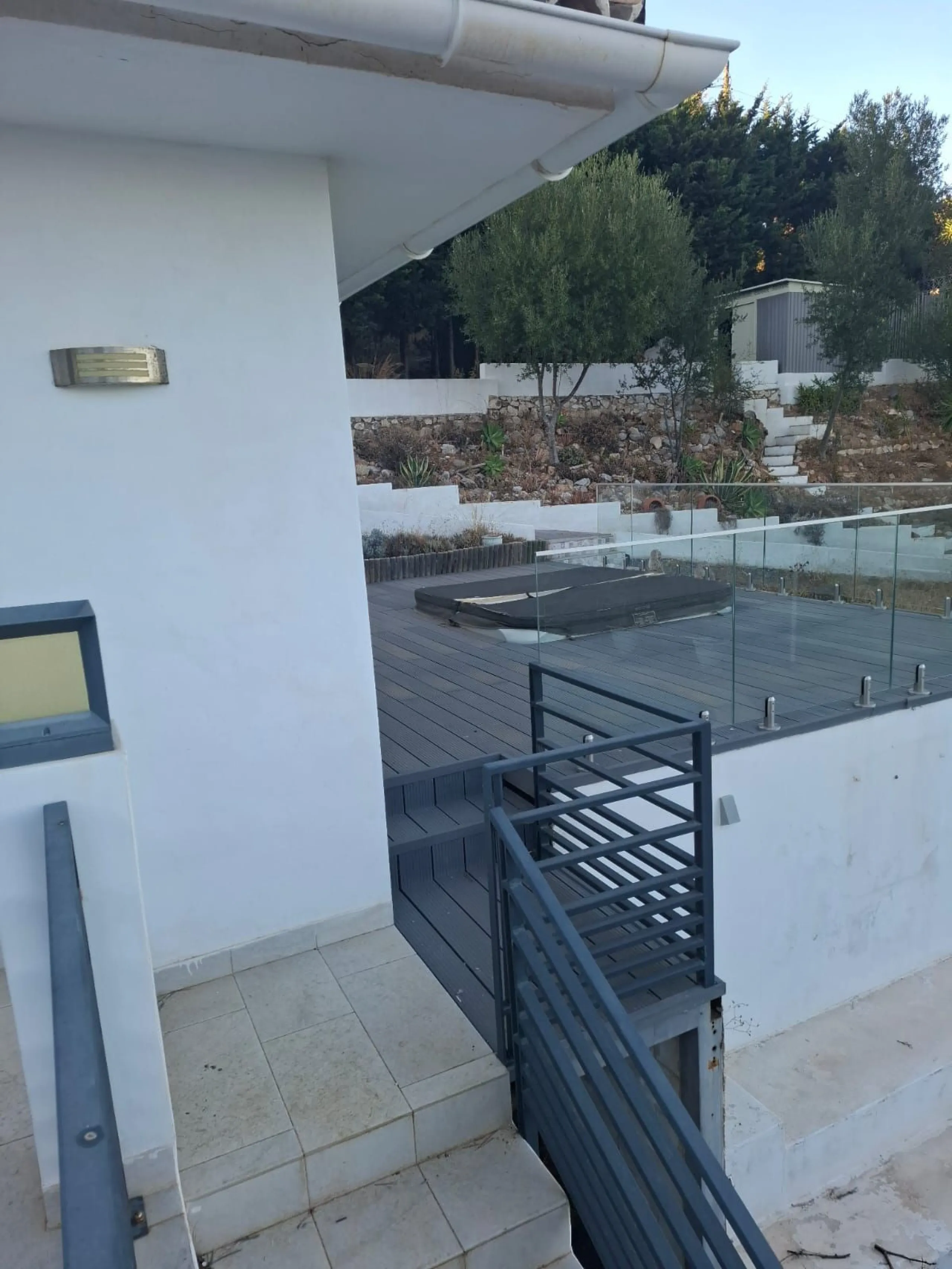 Investor Opportunity – Prime Plot with Villa for Redevelopment in Benalmádena. This detached 3-bedroom, 2-bathroom villa offers a total built area of 238 m² and sits on a generous 1,342 m² plot in a highly sought-after location. Just a 5-minute drive from