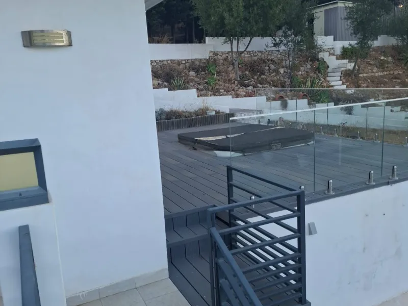 Investor Opportunity – Prime Plot with Villa for Redevelopment in Benalmádena. This detached 3-bedroom, 2-bathroom villa offers a total built area of 238 m² and sits on a generous 1,342 m² plot in a highly sought-after location. Just a 5-minute drive from